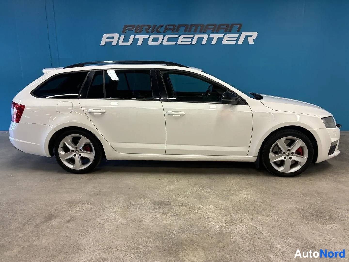 Valkoinen Skoda Octavia 2015, sivulta, kuva 3