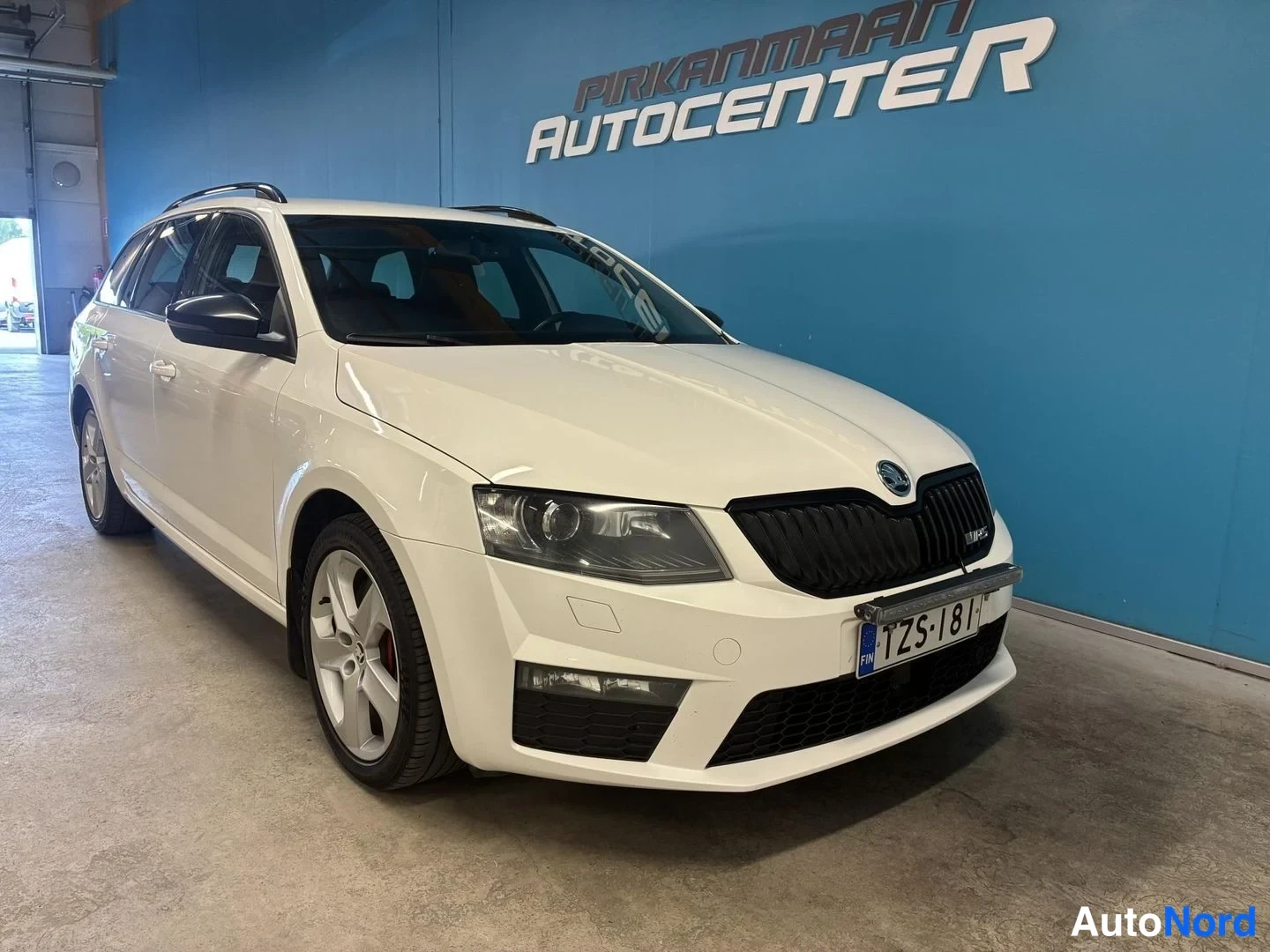 Valkoinen Skoda Octavia 2015, etuviisto, keula oikealle, kuva 2