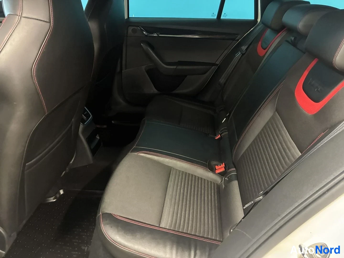 Valkoinen Skoda Octavia 2015, takaistuimet, kuva 13