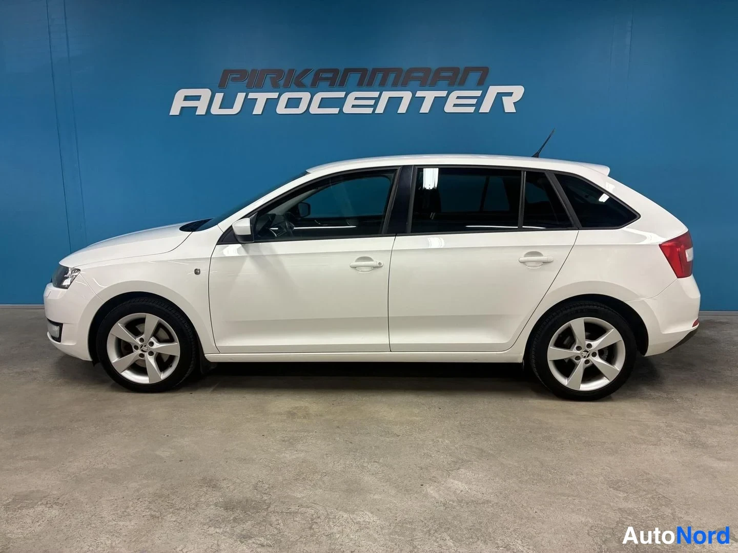 Valkoinen Skoda Rapid Spaceback 2015, sivulta, kuva 3