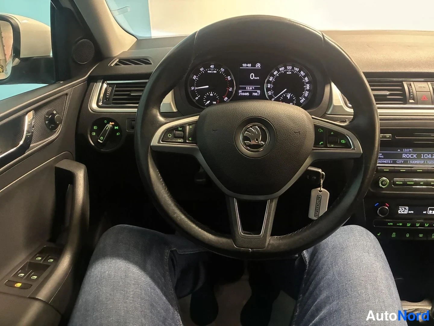 Valkoinen Skoda Rapid Spaceback 2015, ohjaamo, kuva 8