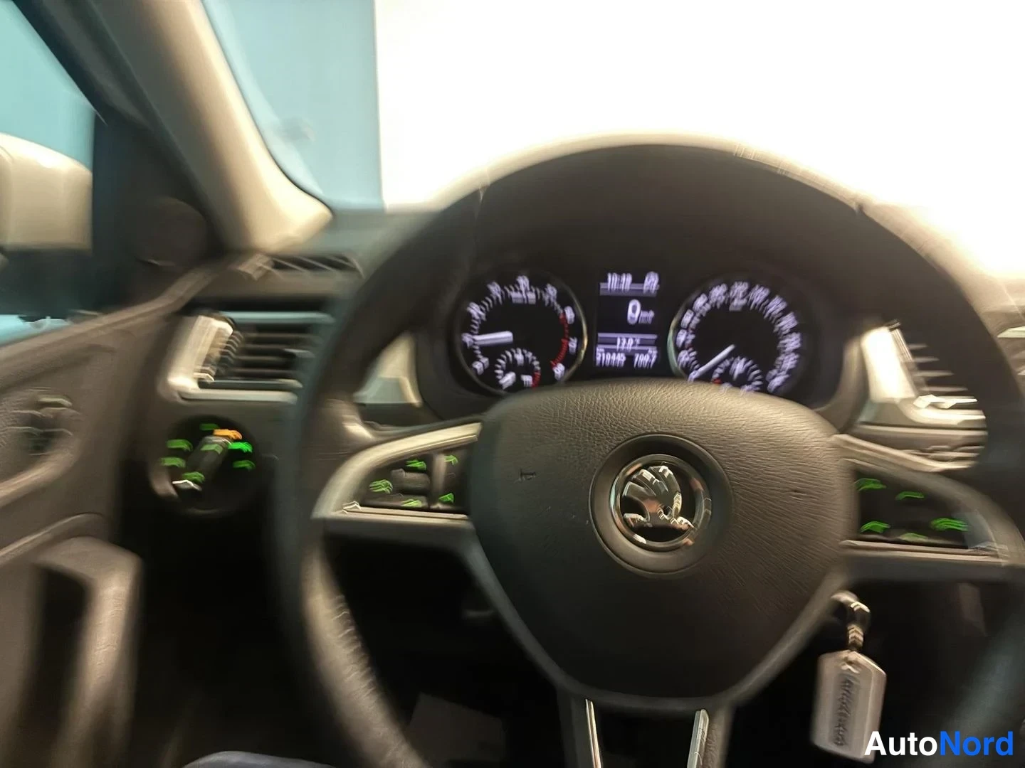 Valkoinen Skoda Rapid Spaceback 2015, ohjaamo, kuva 11