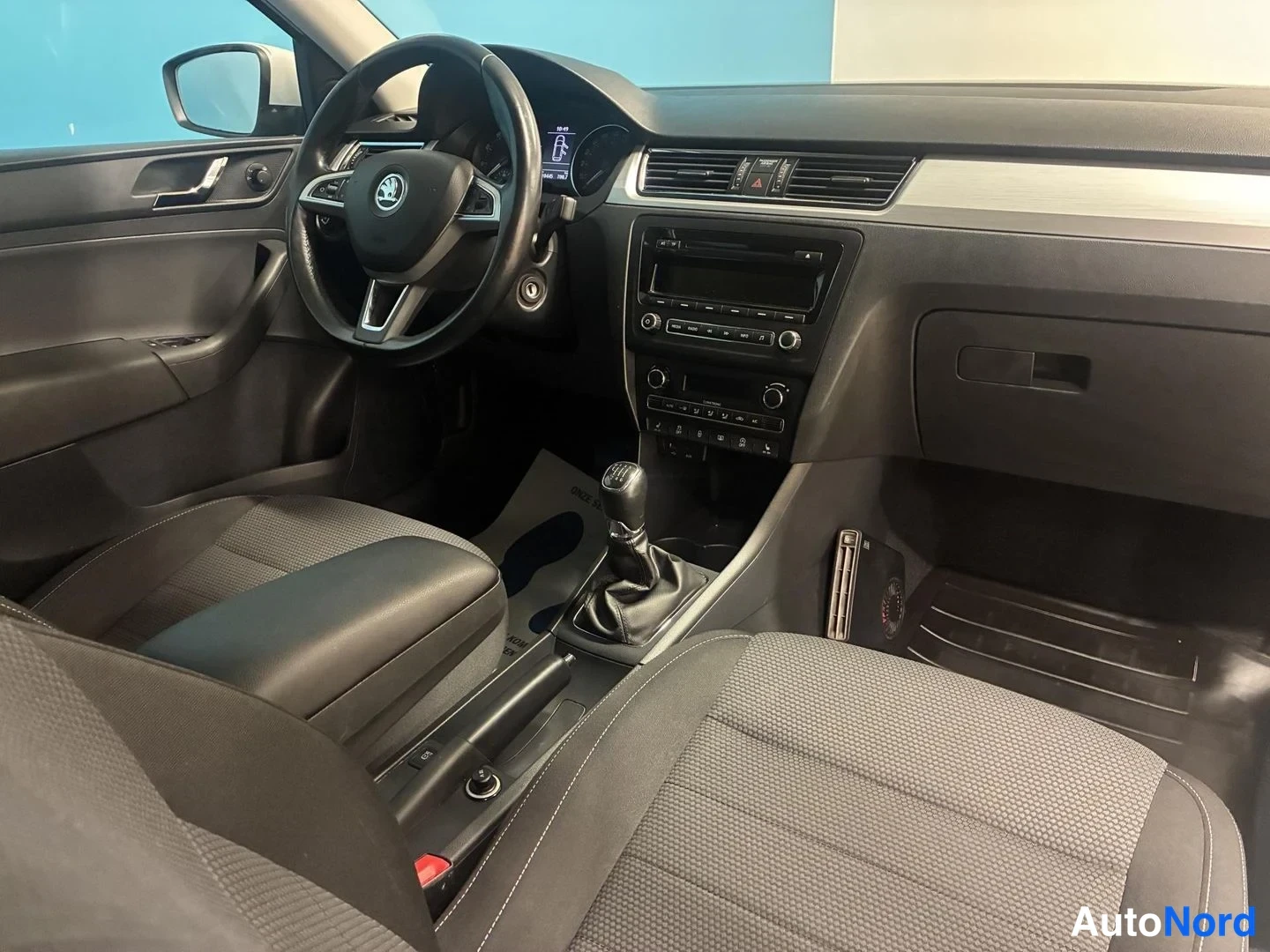 Valkoinen Skoda Rapid Spaceback 2015, ohjaamo, kuva 9