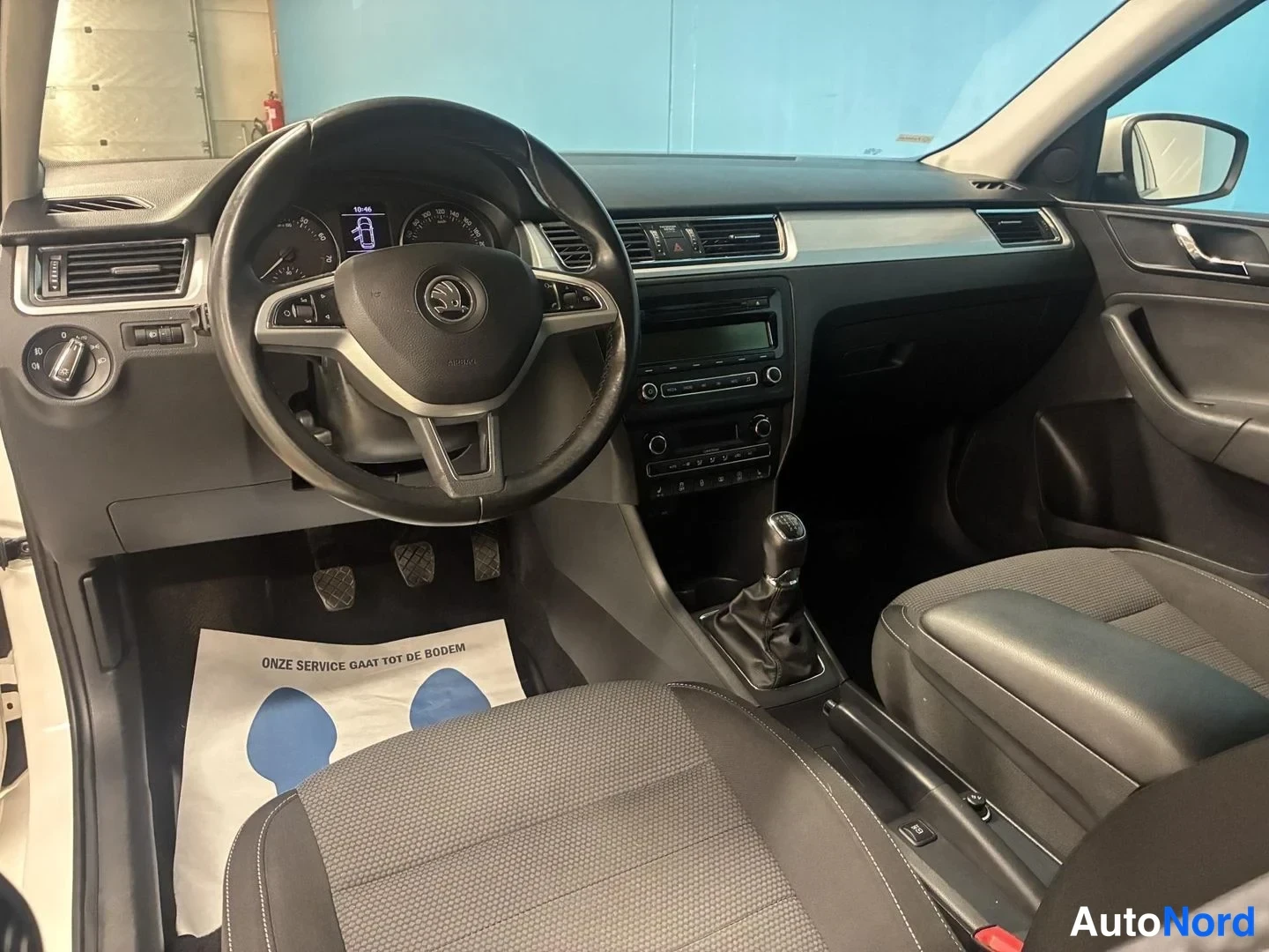 Valkoinen Skoda Rapid Spaceback 2015, ohjaamo, kuva 10