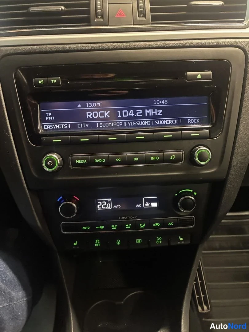 Valkoinen Skoda Rapid Spaceback 2015, yksityiskohta, kuva 16