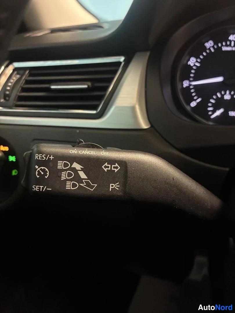 Valkoinen Skoda Rapid Spaceback 2015, yksityiskohta, kuva 17