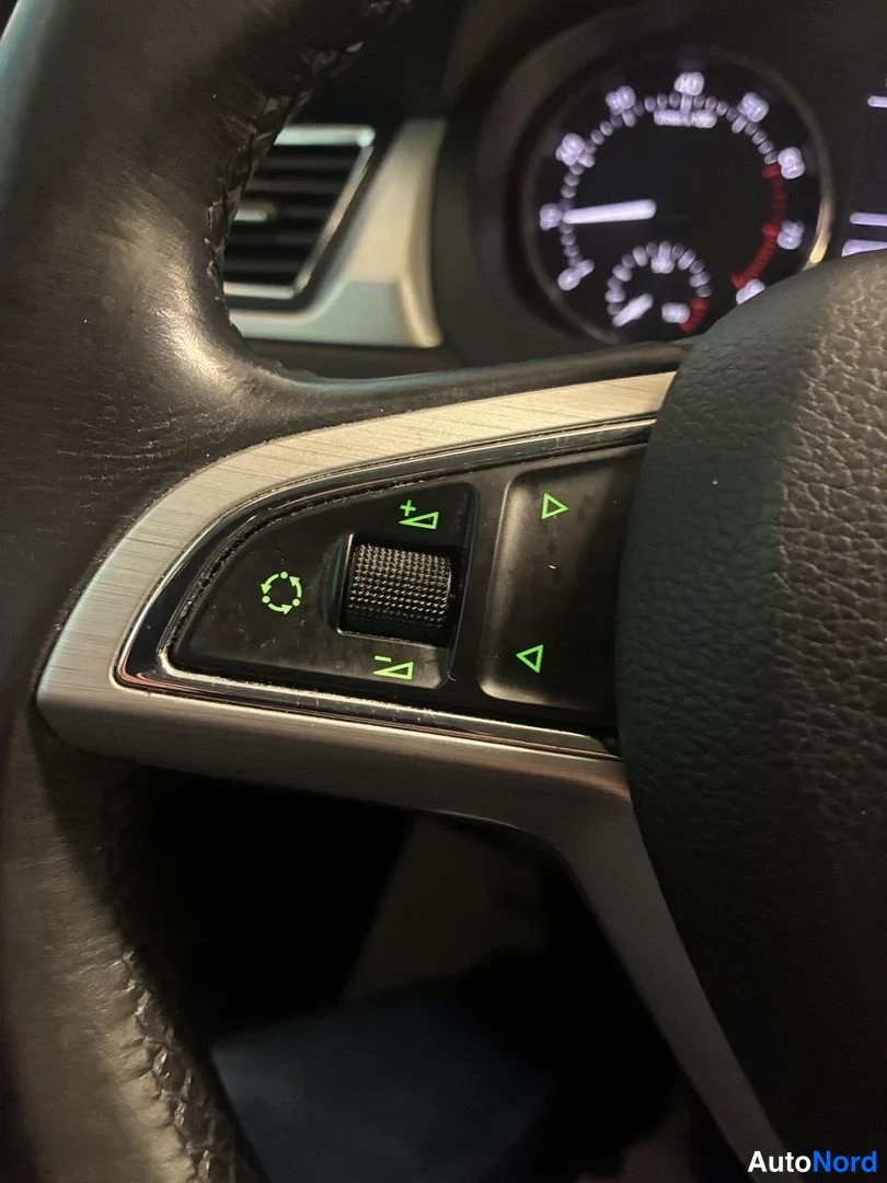 Valkoinen Skoda Rapid Spaceback 2015, yksityiskohta, kuva 18