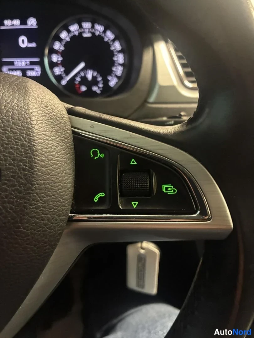 Valkoinen Skoda Rapid Spaceback 2015, yksityiskohta, kuva 19