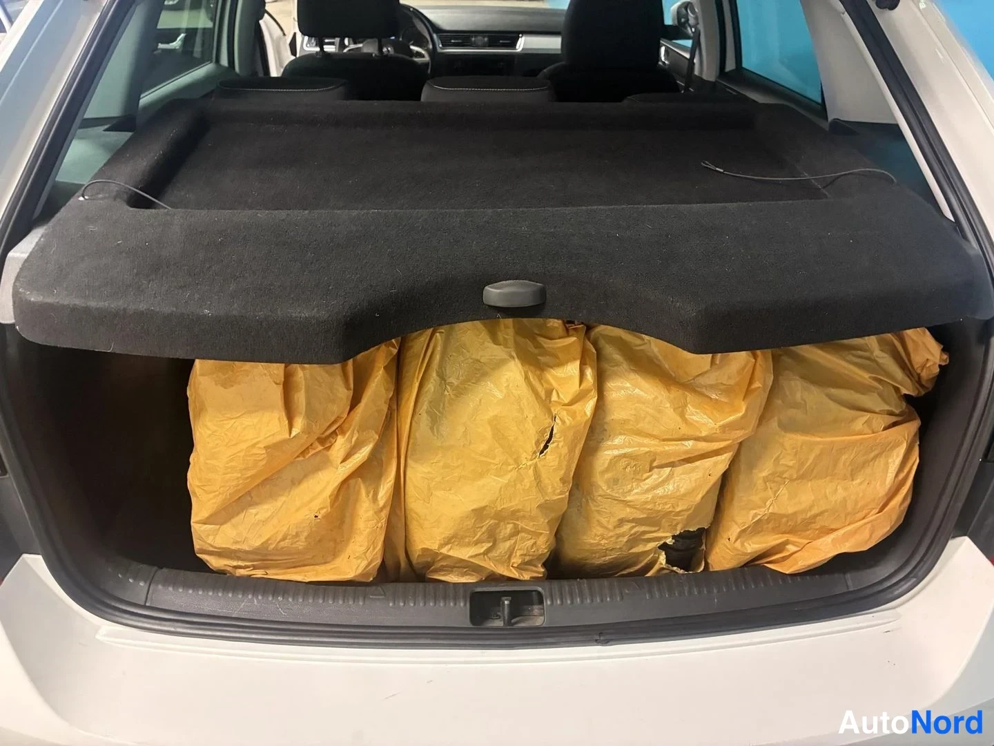 Valkoinen Skoda Rapid Spaceback 2015, tavaratila, kuva 15