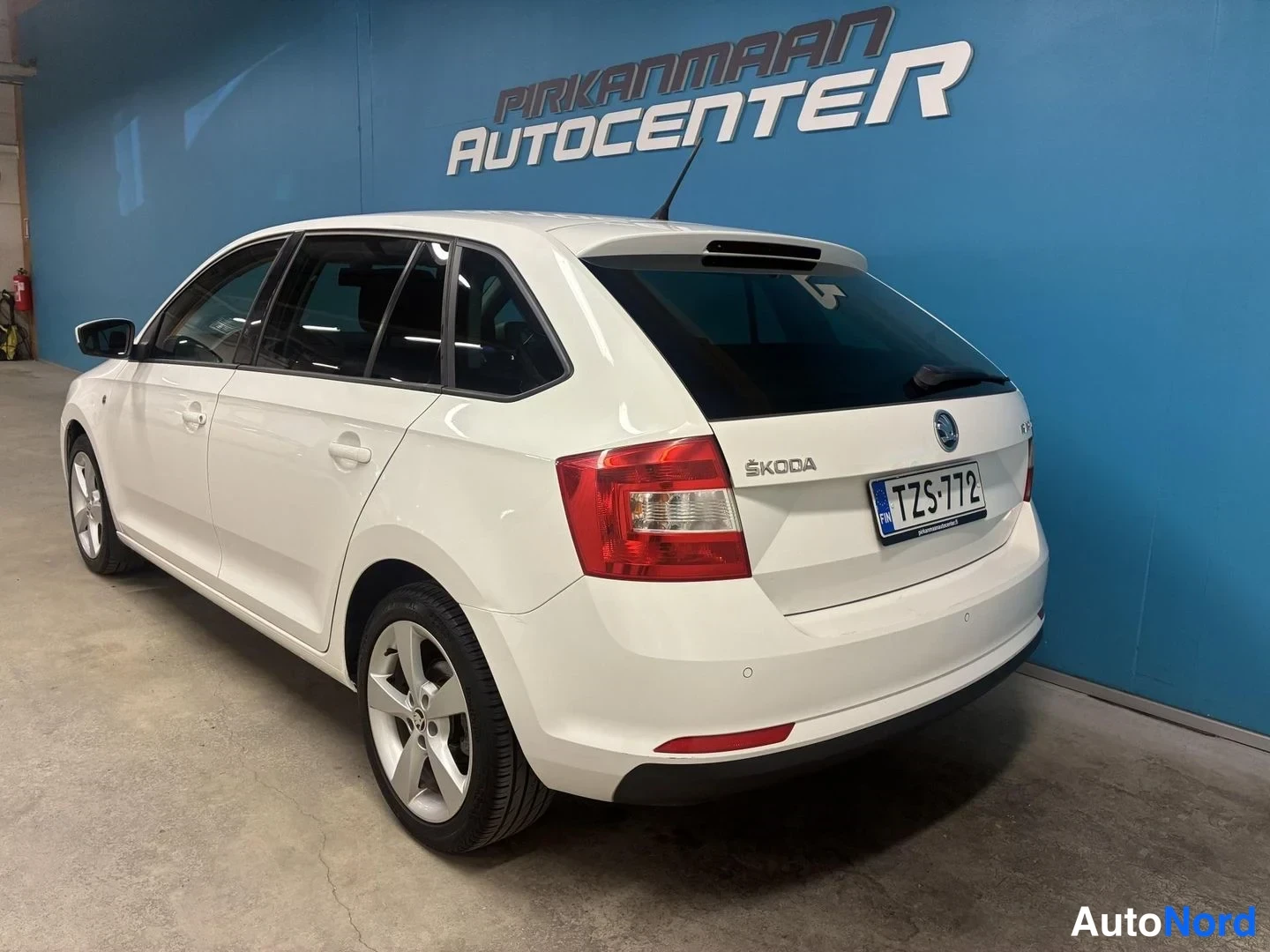 Valkoinen Skoda Rapid Spaceback 2015, takaviisto, kuva 5