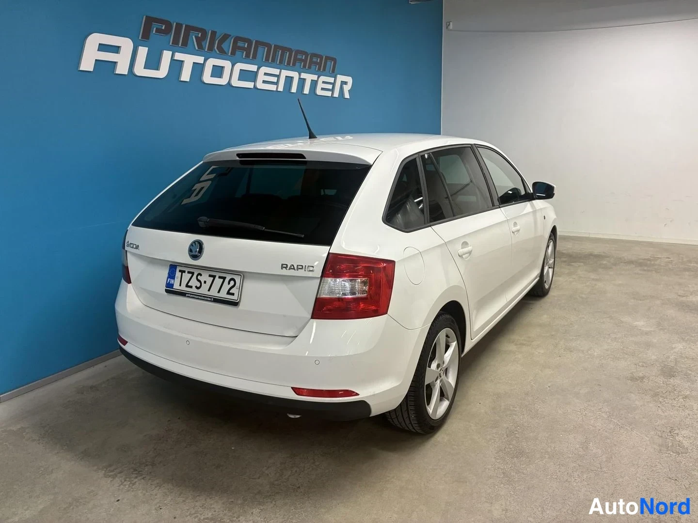 Valkoinen Skoda Rapid Spaceback 2015, takaviisto, kuva 6