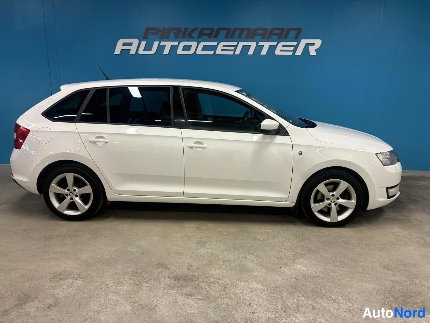 Valkoinen Skoda Rapid Spaceback 2015, sivulta, kuva 4
