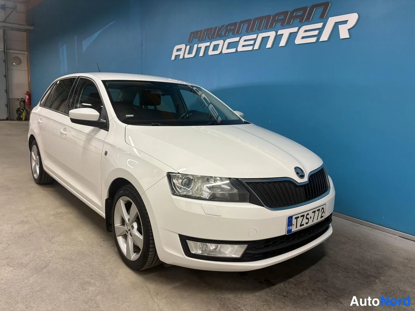 Valkoinen Skoda Rapid Spaceback 2015, etuviisto, keula oikealle, kuva 2