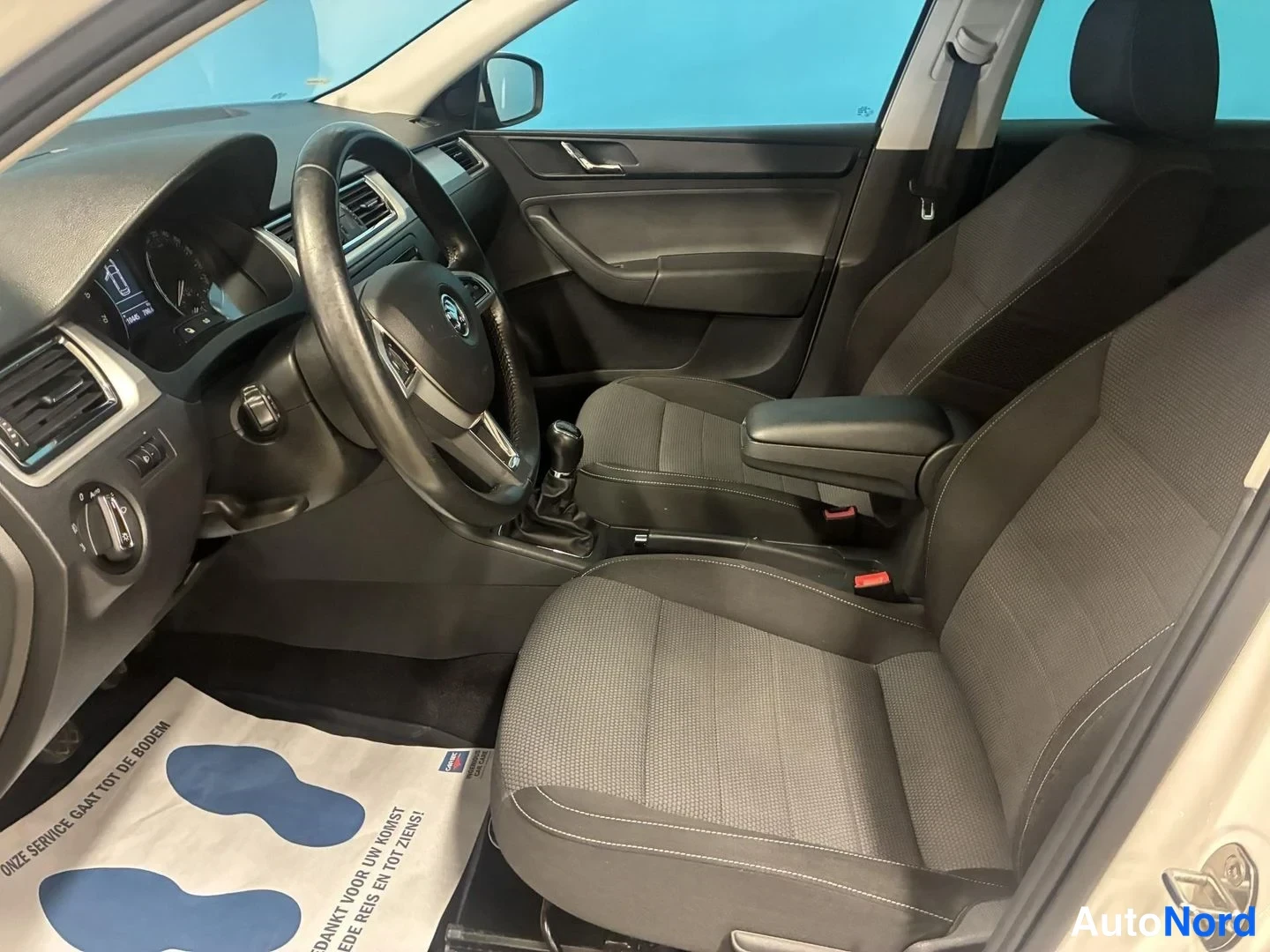 Valkoinen Skoda Rapid Spaceback 2015, ohjaamo, kuva 7