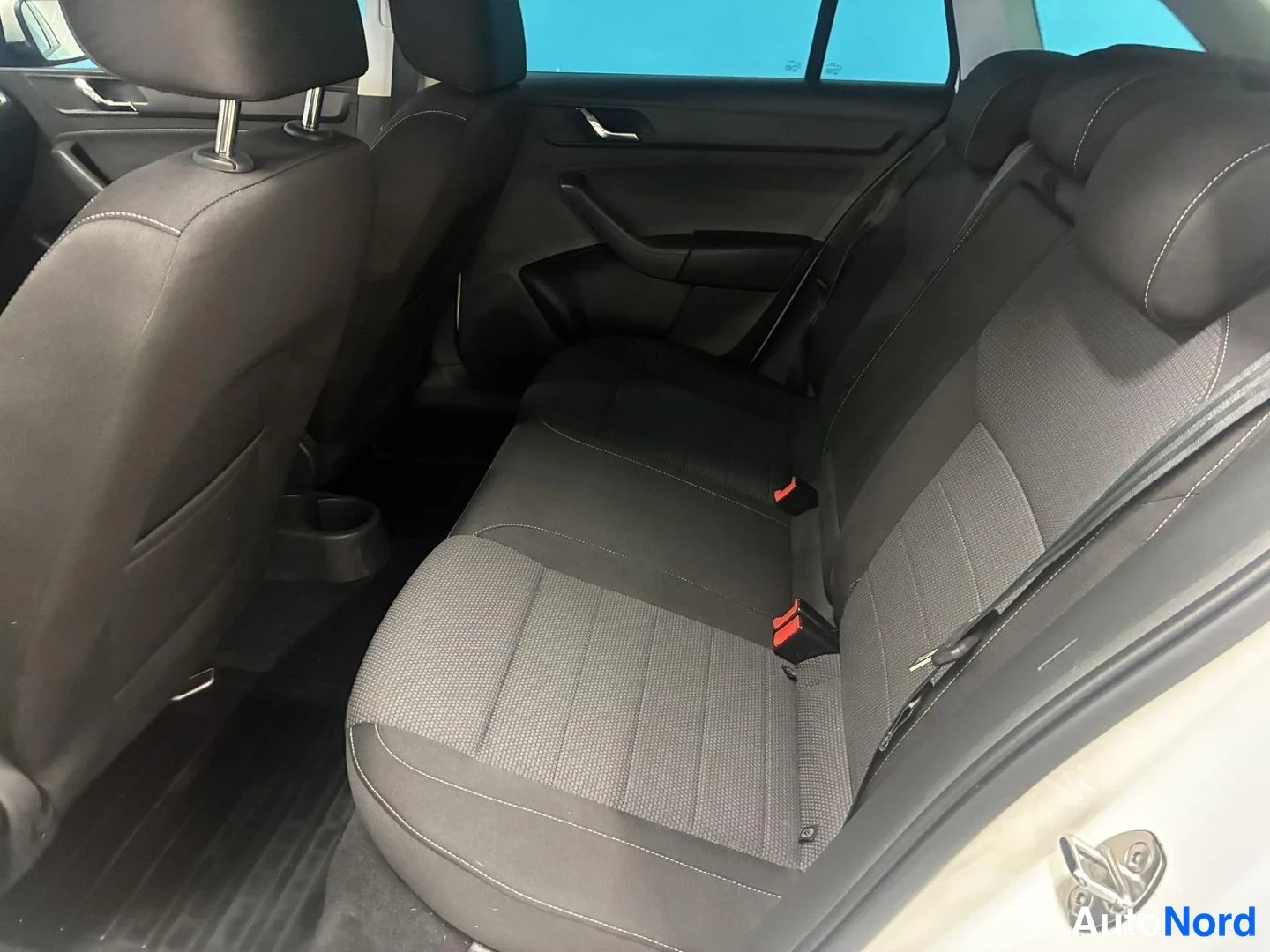 Valkoinen Skoda Rapid Spaceback 2015, takaistuimet, kuva 13