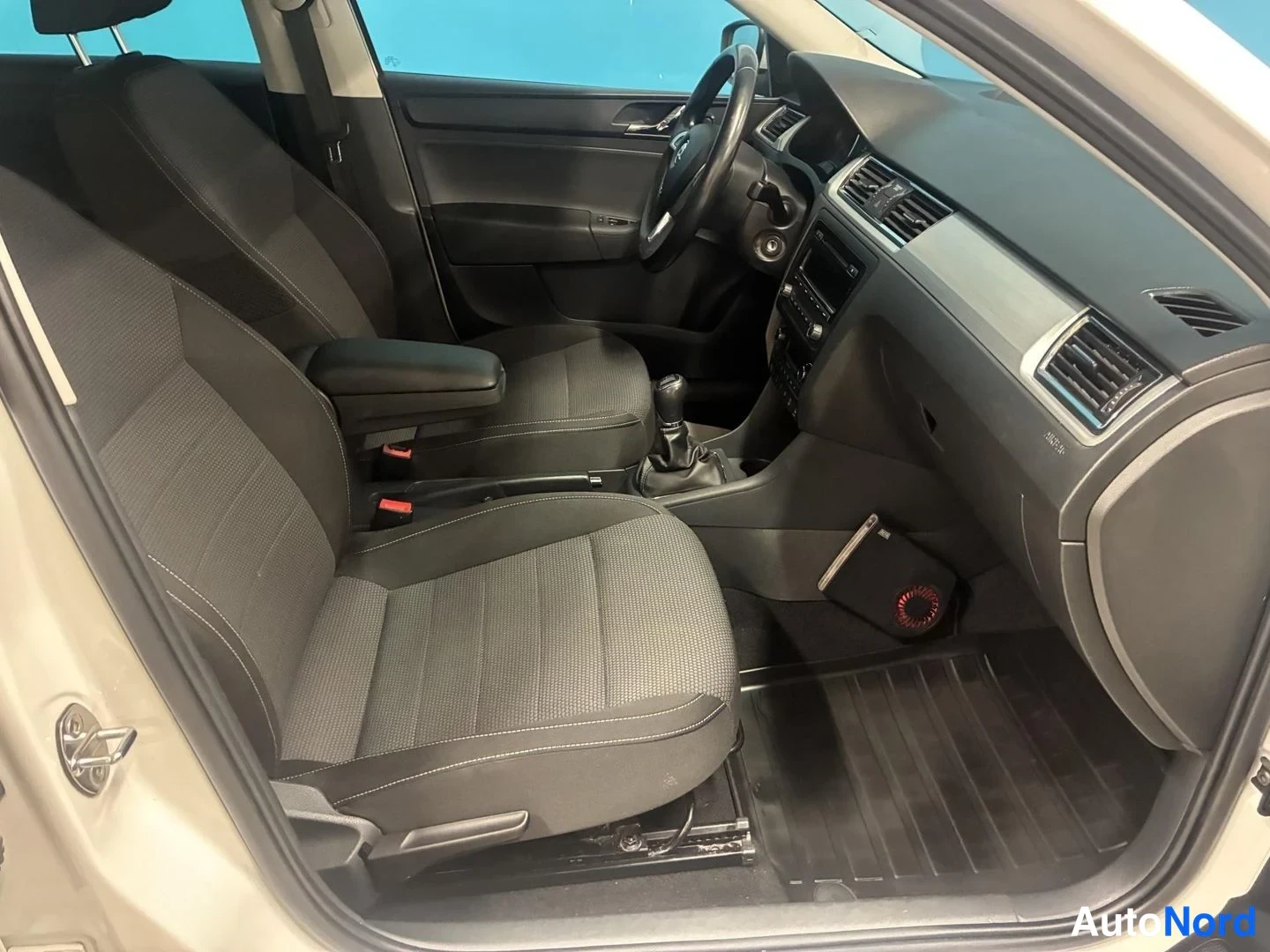 Valkoinen Skoda Rapid Spaceback 2015, etuistuimet, kuva 12