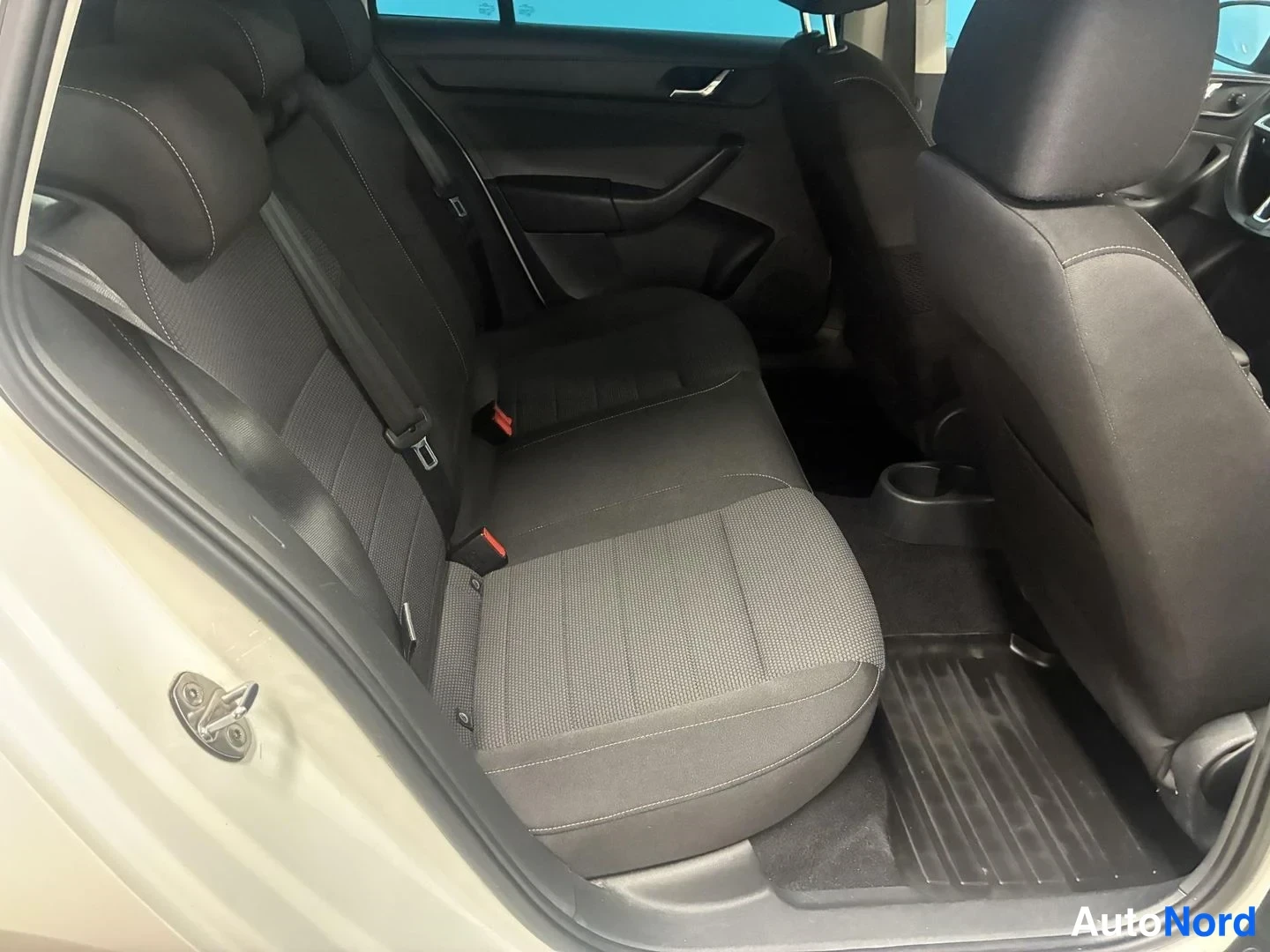 Valkoinen Skoda Rapid Spaceback 2015, takaistuimet, kuva 14