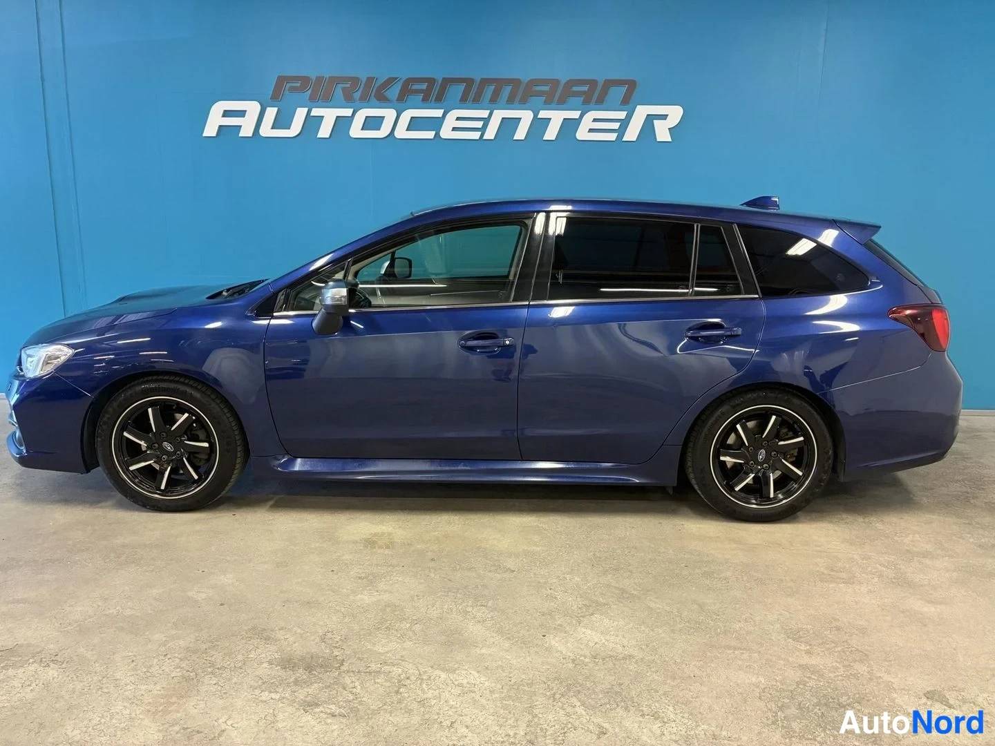 Sininen Subaru Levorg 2016, sivulta, kuva 3