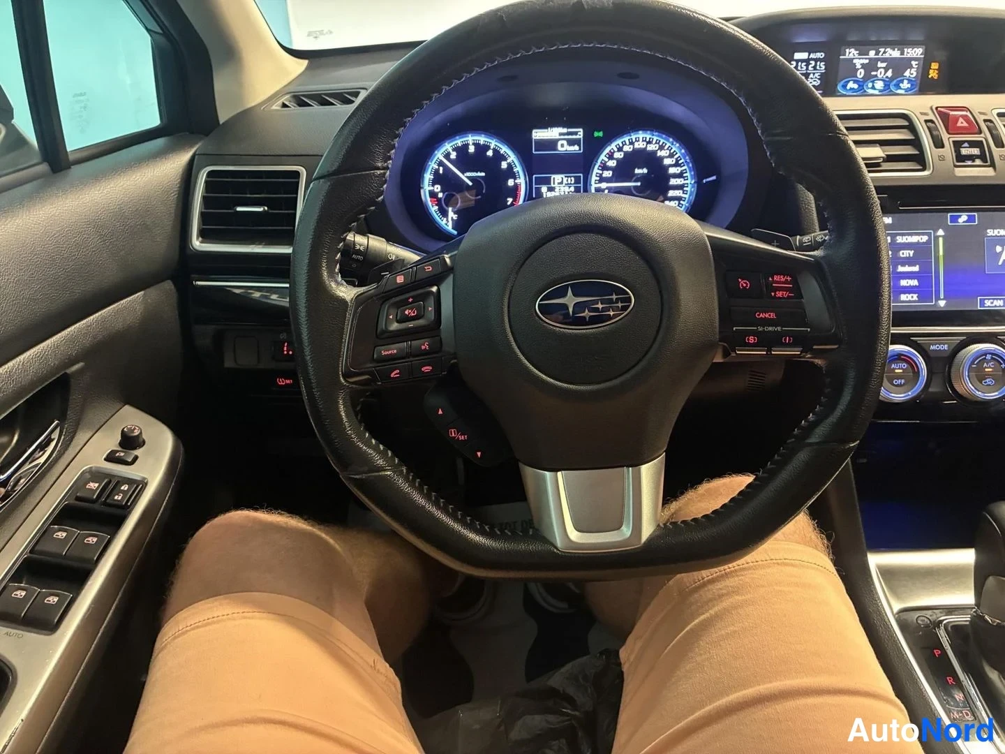 Sininen Subaru Levorg 2016, ohjaamo, kuva 8