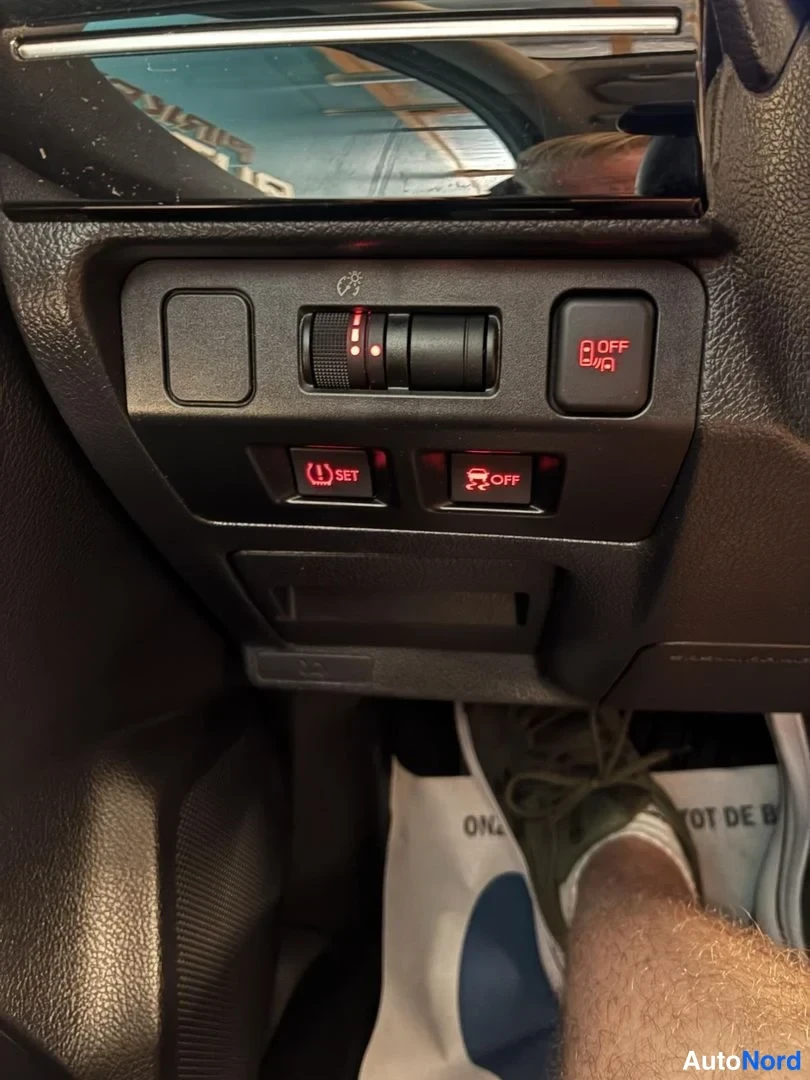 Sininen Subaru Levorg 2016, ohjaamo, kuva 12