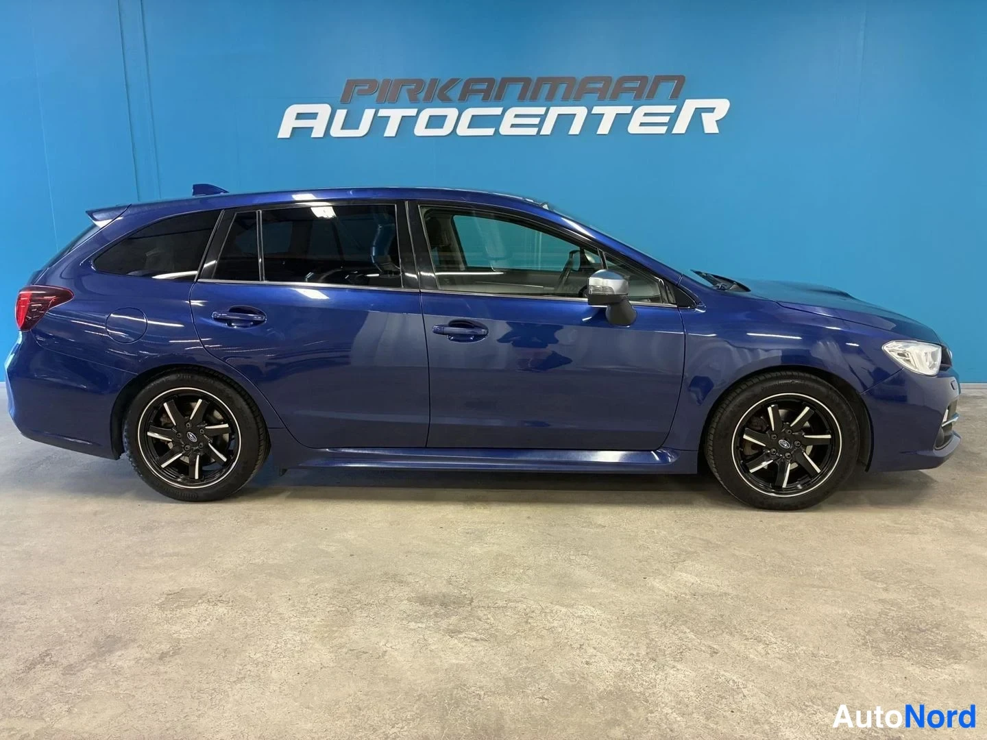 Sininen Subaru Levorg 2016, sivulta, kuva 4