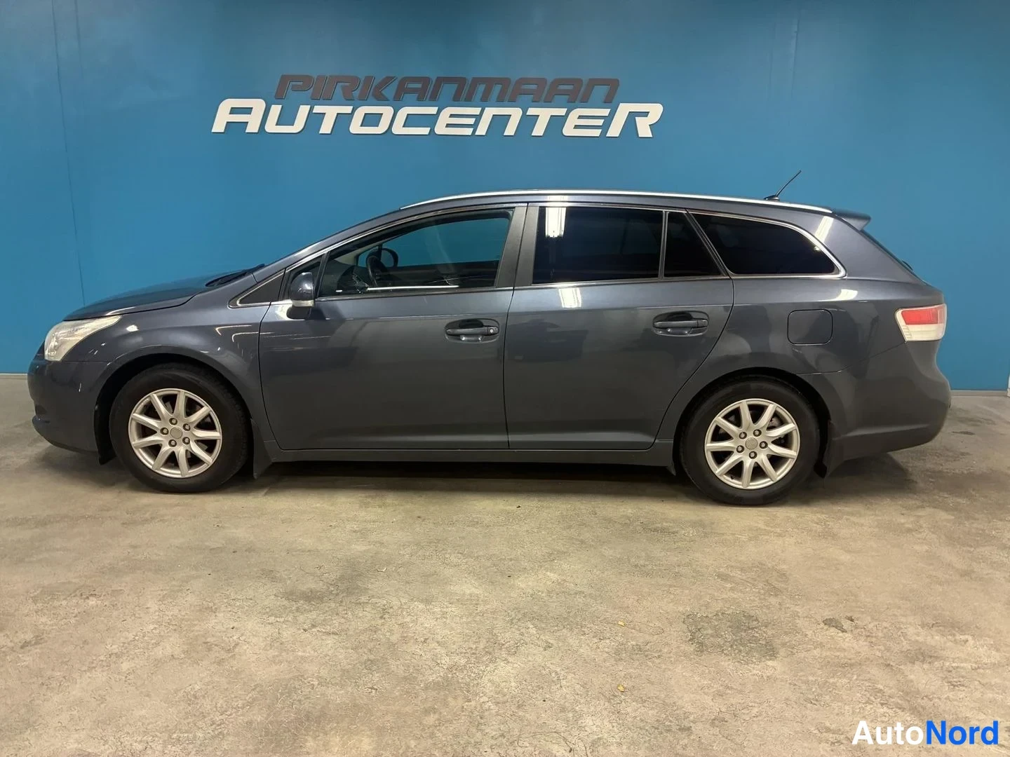Sininen Toyota Avensis 2010, sivulta, kuva 2