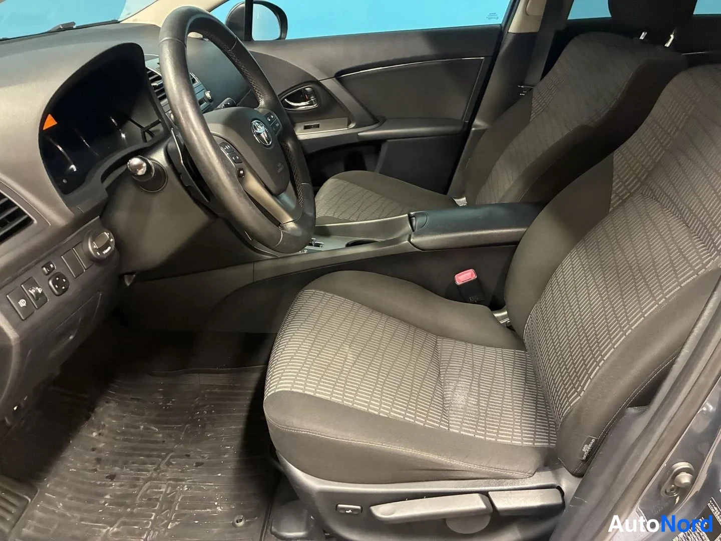 Sininen Toyota Avensis 2010, etuistuimet, kuva 5