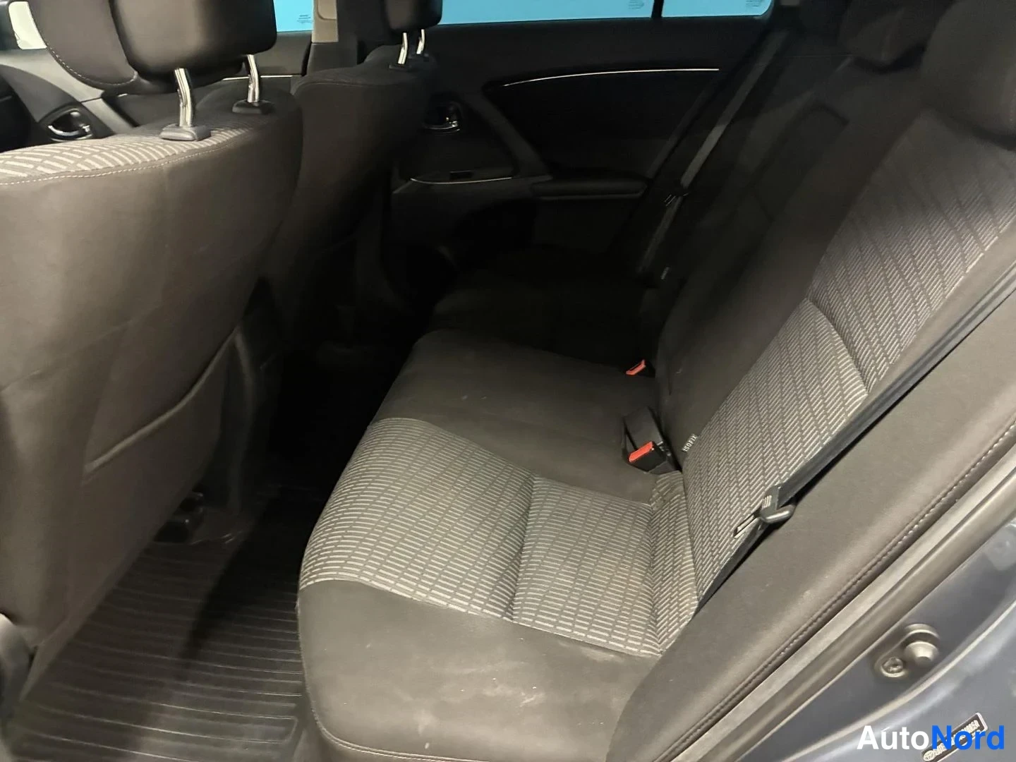 Sininen Toyota Avensis 2010, takaistuimet, kuva 6