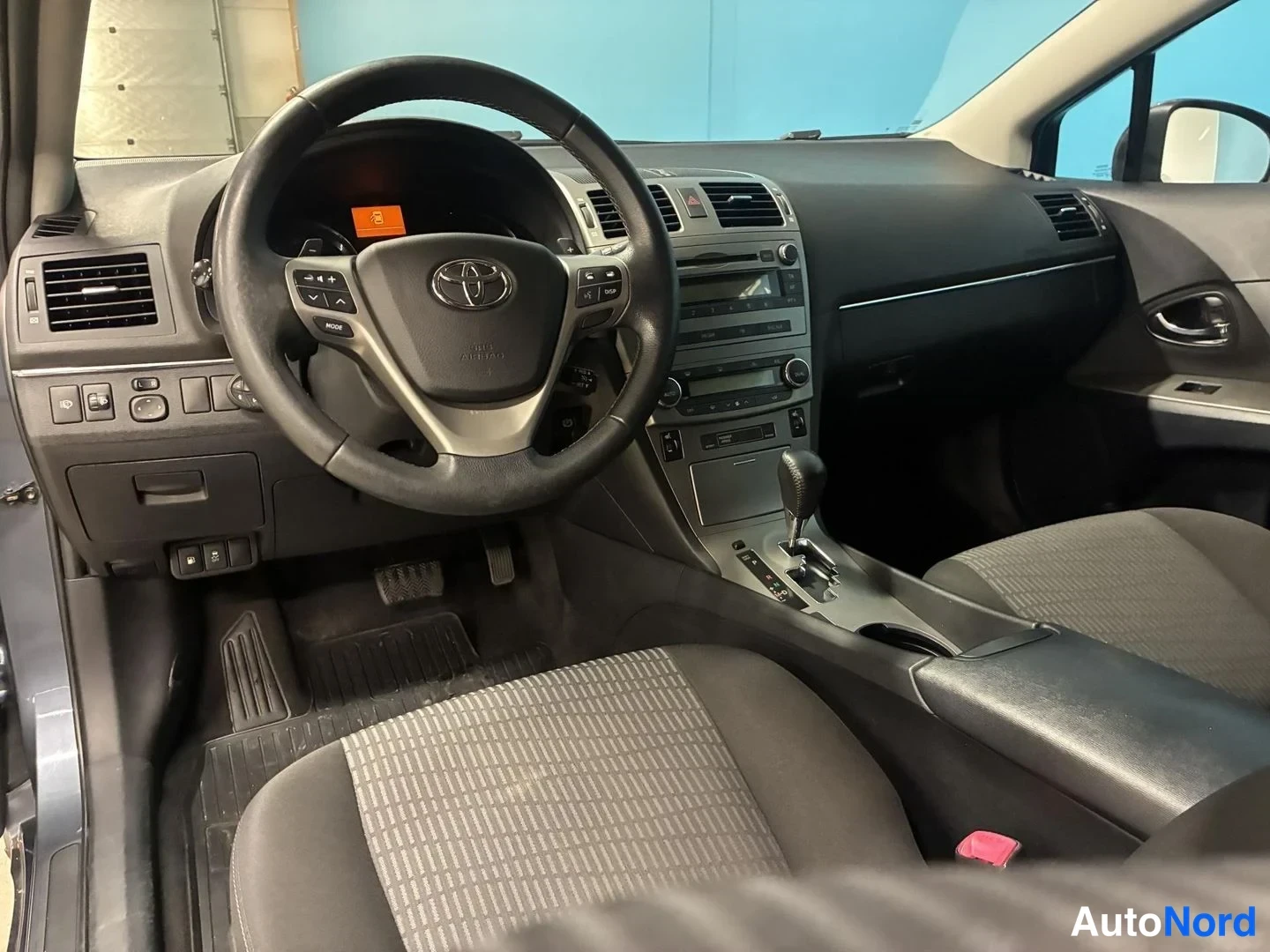Sininen Toyota Avensis 2010, ohjaamo, kuva 4