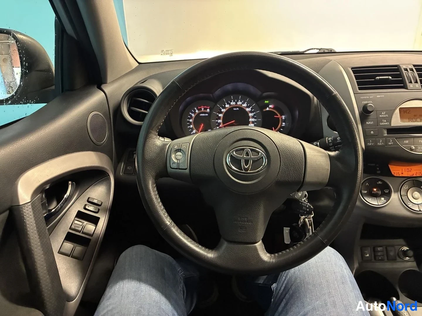 Hopea Toyota RAV4 2007, ohjaamo, kuva 9