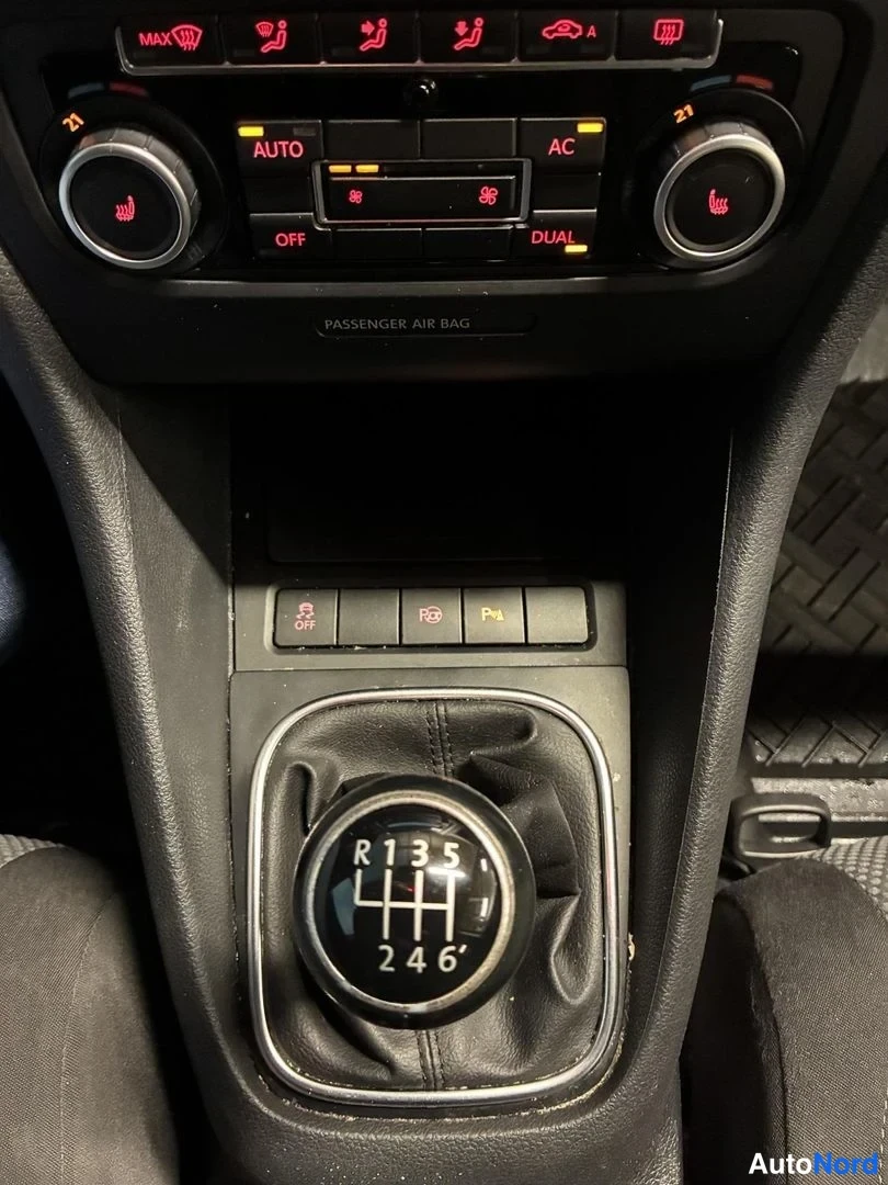 Harmaa Volkswagen Golf 2012, yksityiskohta, kuva 18