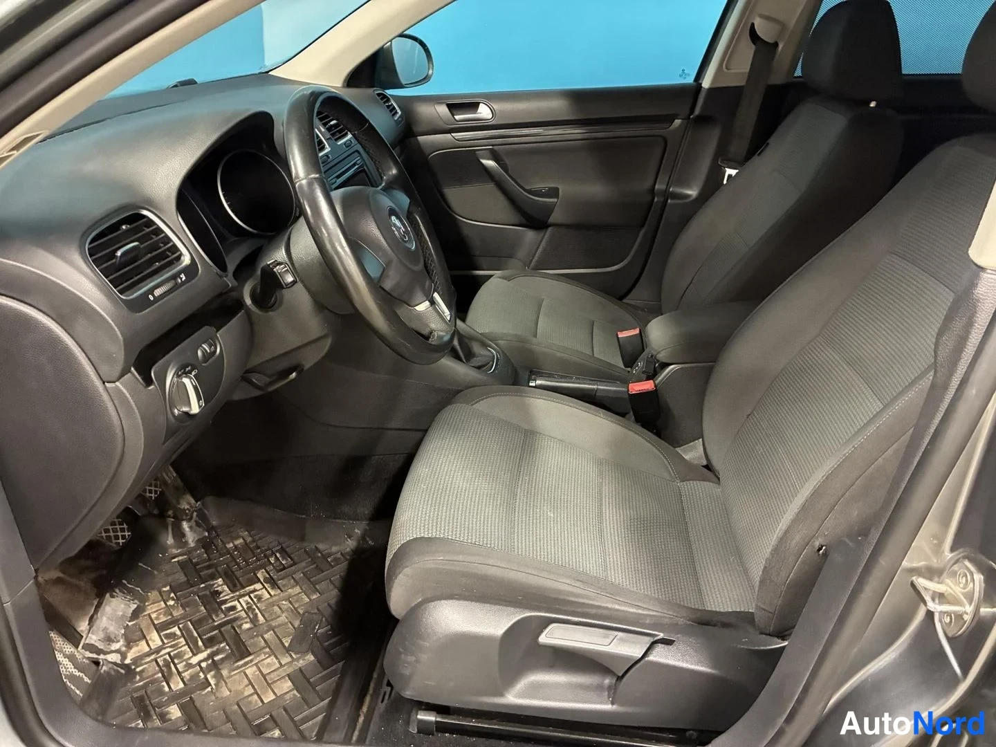 Harmaa Volkswagen Golf 2012, etuistuimet, kuva 10