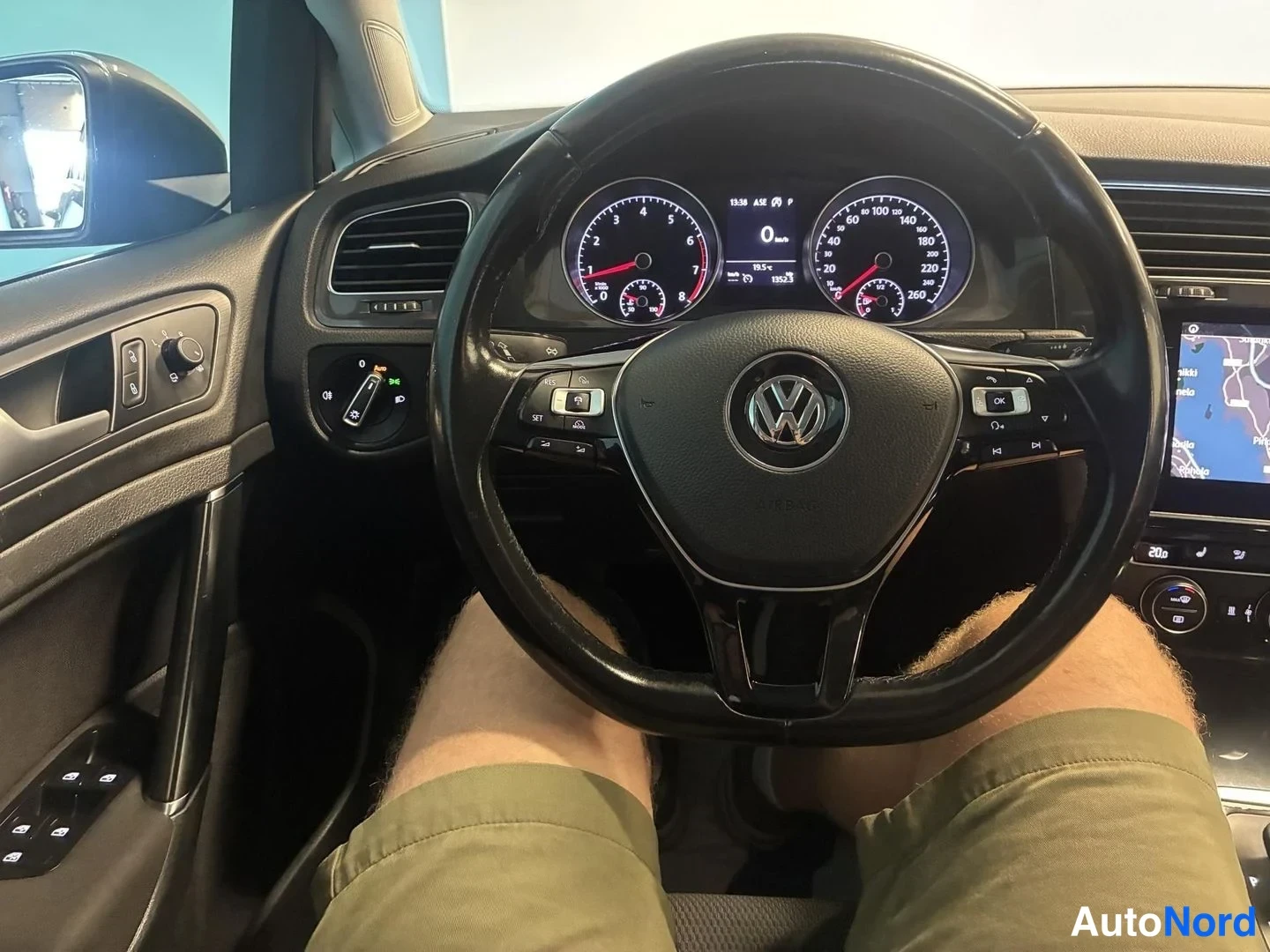 Harmaa Volkswagen Golf Variant 2017, ohjaamo, kuva 13