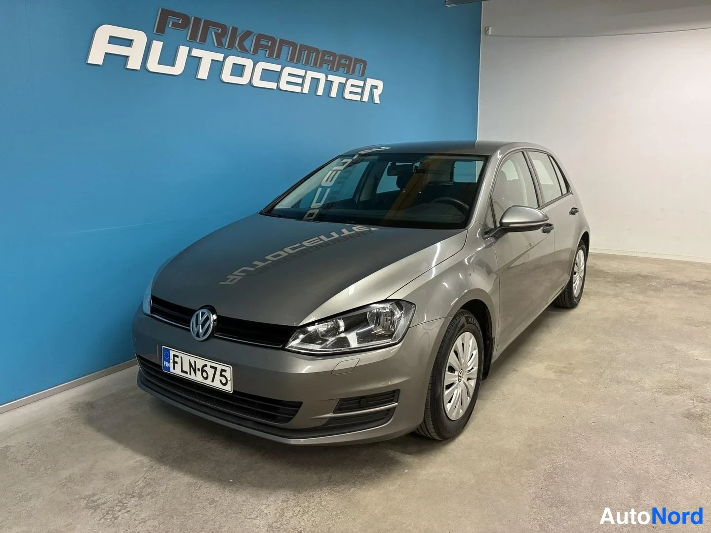 Harmaa Volkswagen Golf 2014, etuviisto, keula vasemmalle, kuva 2