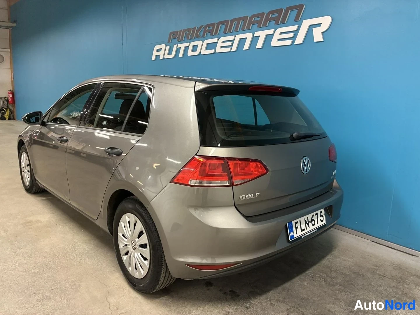 Harmaa Volkswagen Golf 2014, takaviisto, kuva 5