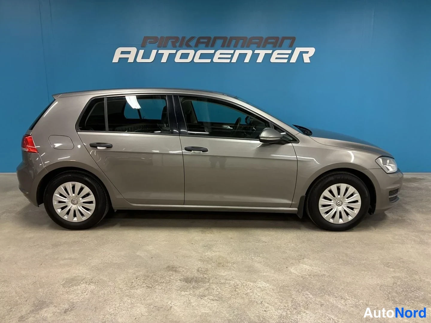 Harmaa Volkswagen Golf 2014, sivulta, kuva 4