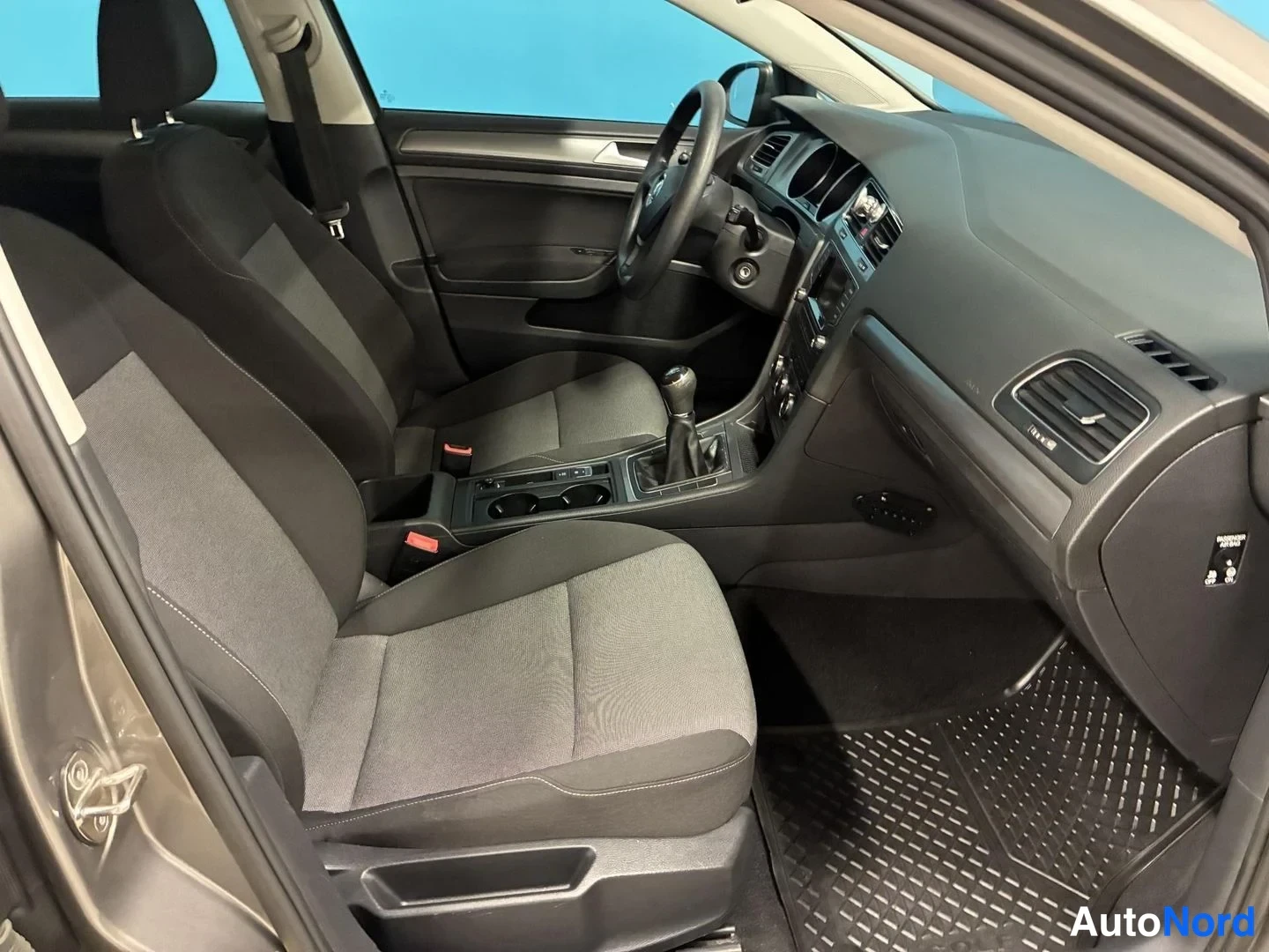 Harmaa Volkswagen Golf 2014, etuistuimet, kuva 10