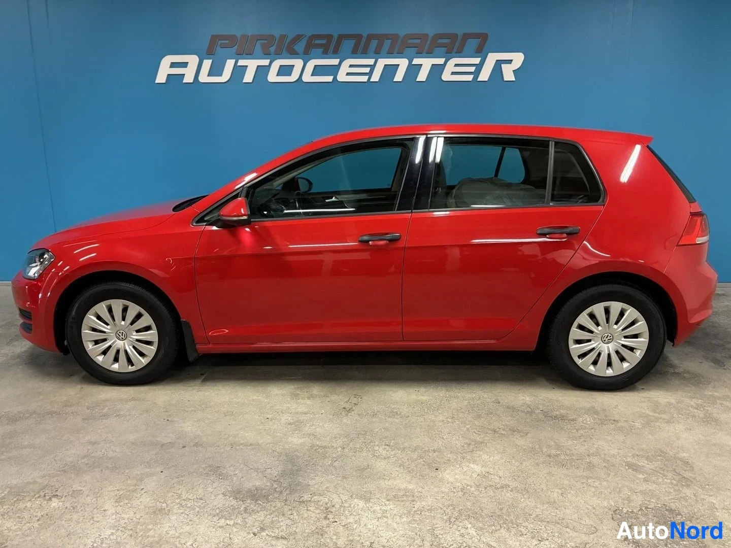 Punainen Volkswagen Golf Trendline 2014, sivulta, kuva 4