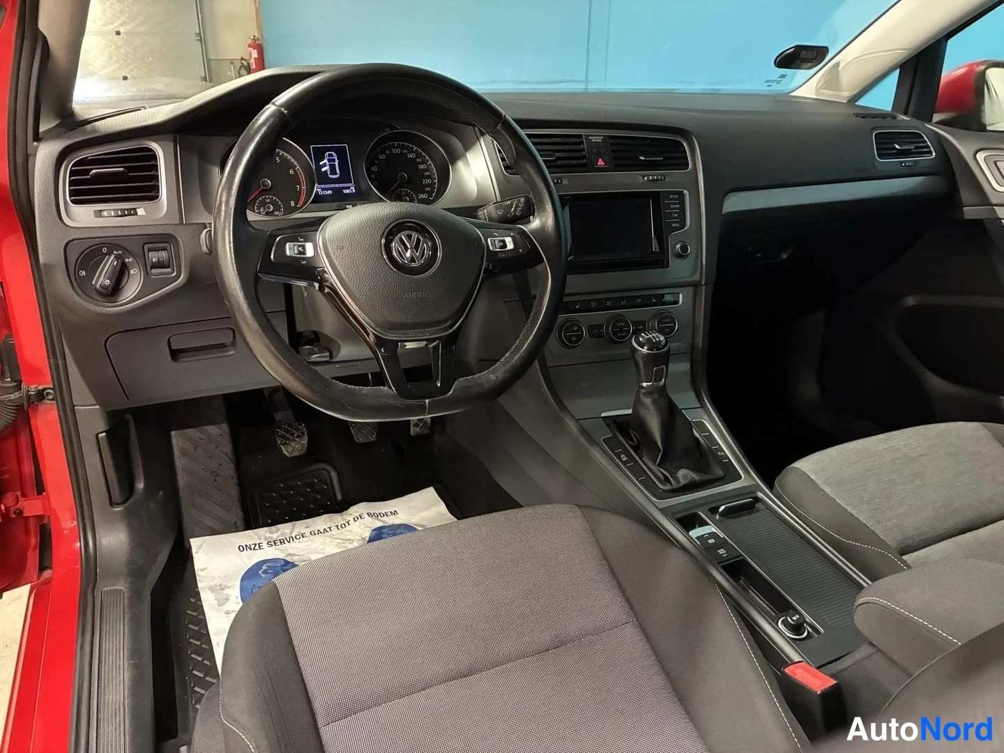 Punainen Volkswagen Golf Trendline 2014, ohjaamo, kuva 9