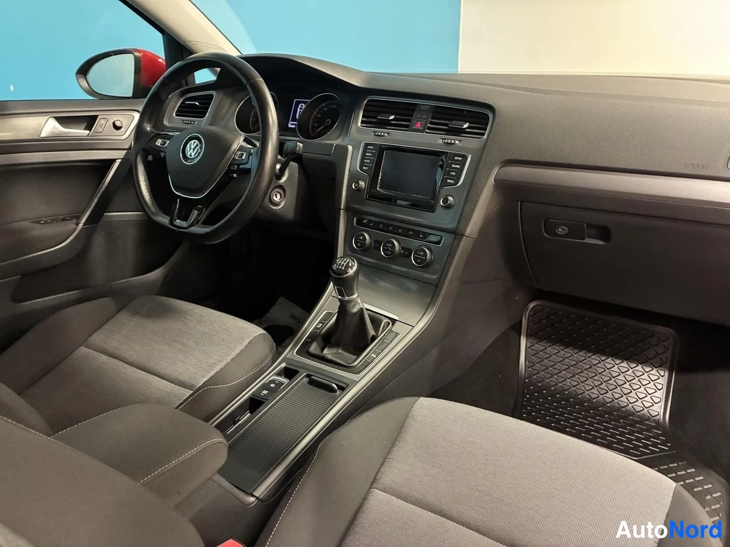 Punainen Volkswagen Golf Trendline 2014, ohjaamo, kuva 10