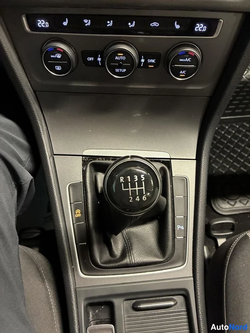 Punainen Volkswagen Golf Trendline 2014, ohjaamo, kuva 12