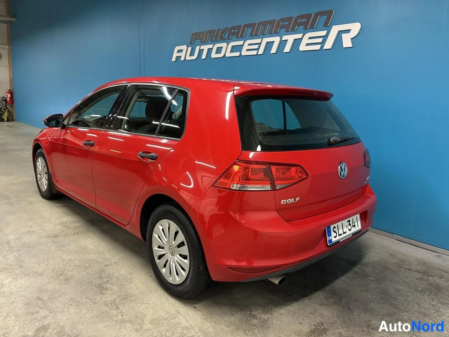 Punainen Volkswagen Golf Trendline 2014, takaviisto, kuva 5