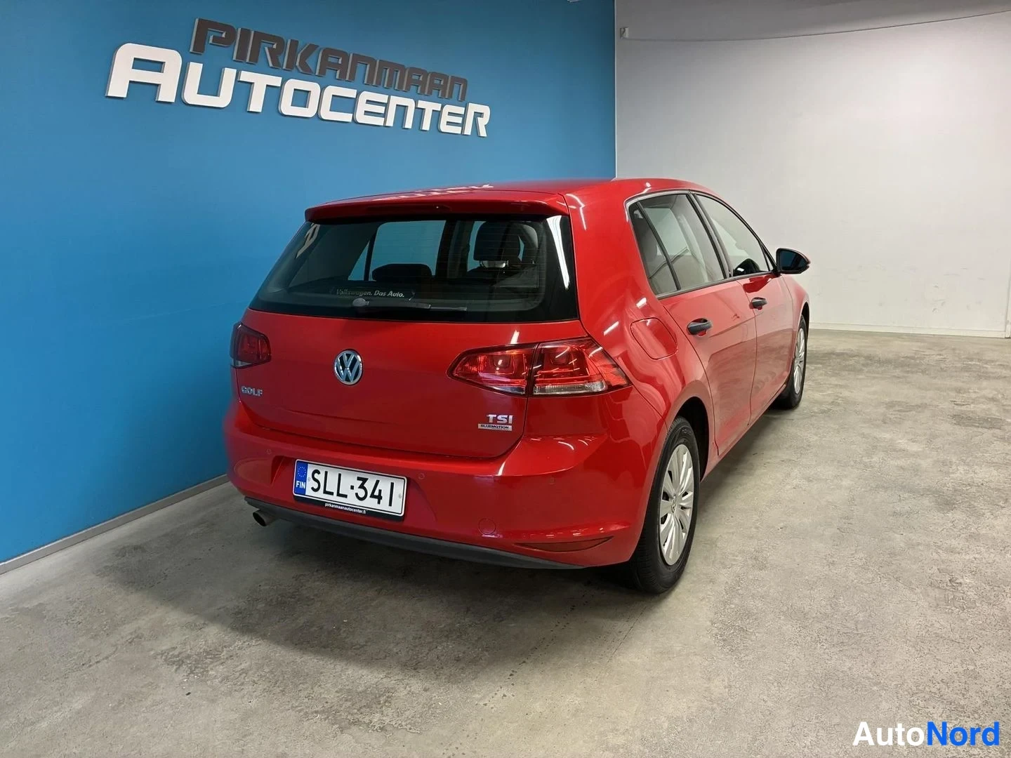 Punainen Volkswagen Golf Trendline 2014, takaviisto, kuva 6