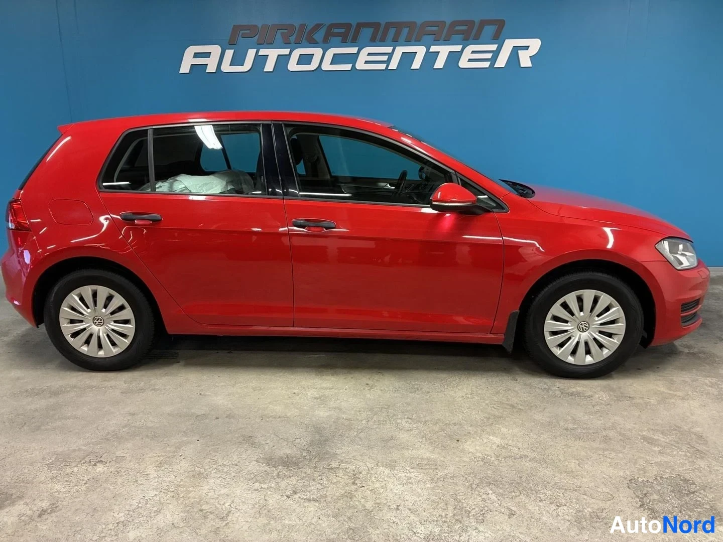 Punainen Volkswagen Golf Trendline 2014, etuviisto, keula oikealle, kuva 3