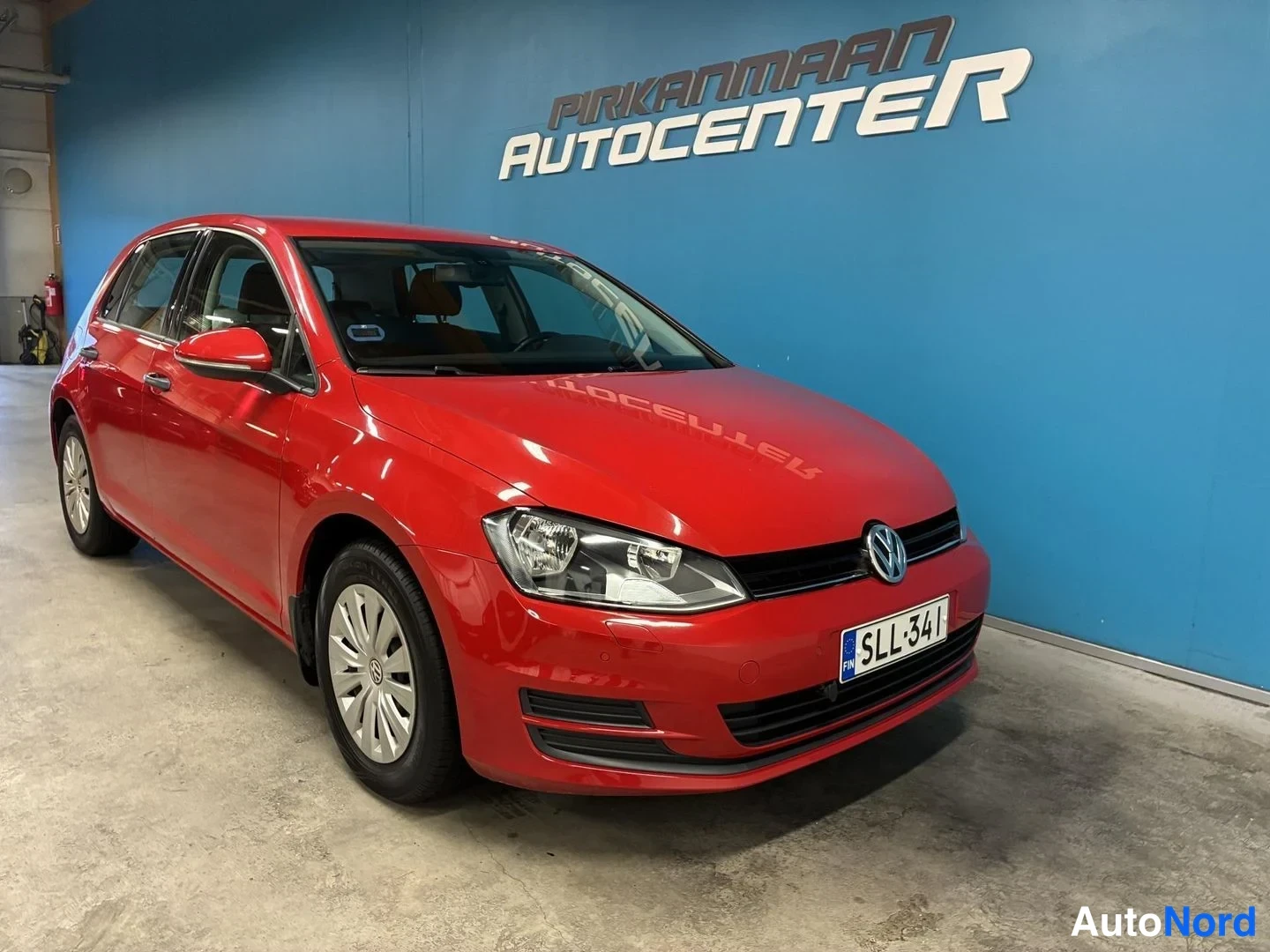 Punainen Volkswagen Golf Trendline 2014, etuviisto, keula oikealle, kuva 2