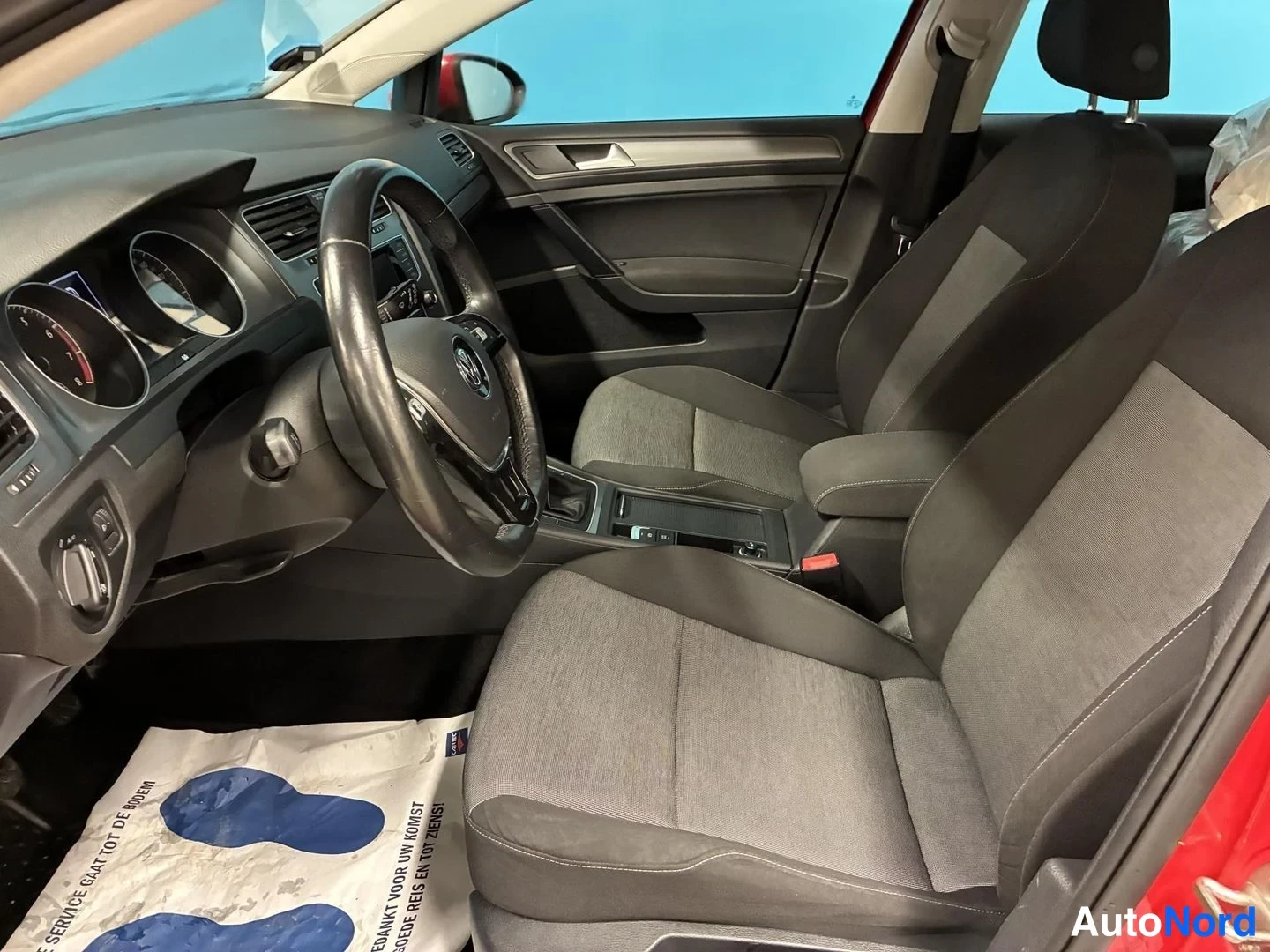 Punainen Volkswagen Golf Trendline 2014, ohjaamo, kuva 7