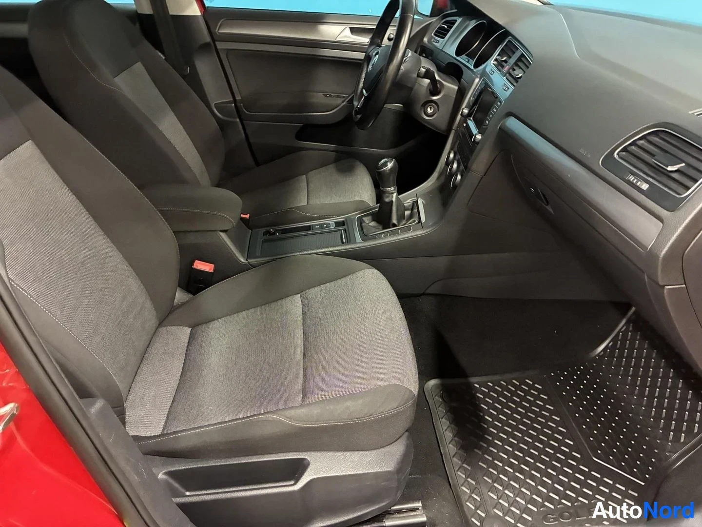 Punainen Volkswagen Golf Trendline 2014, etuistuimet, kuva 13