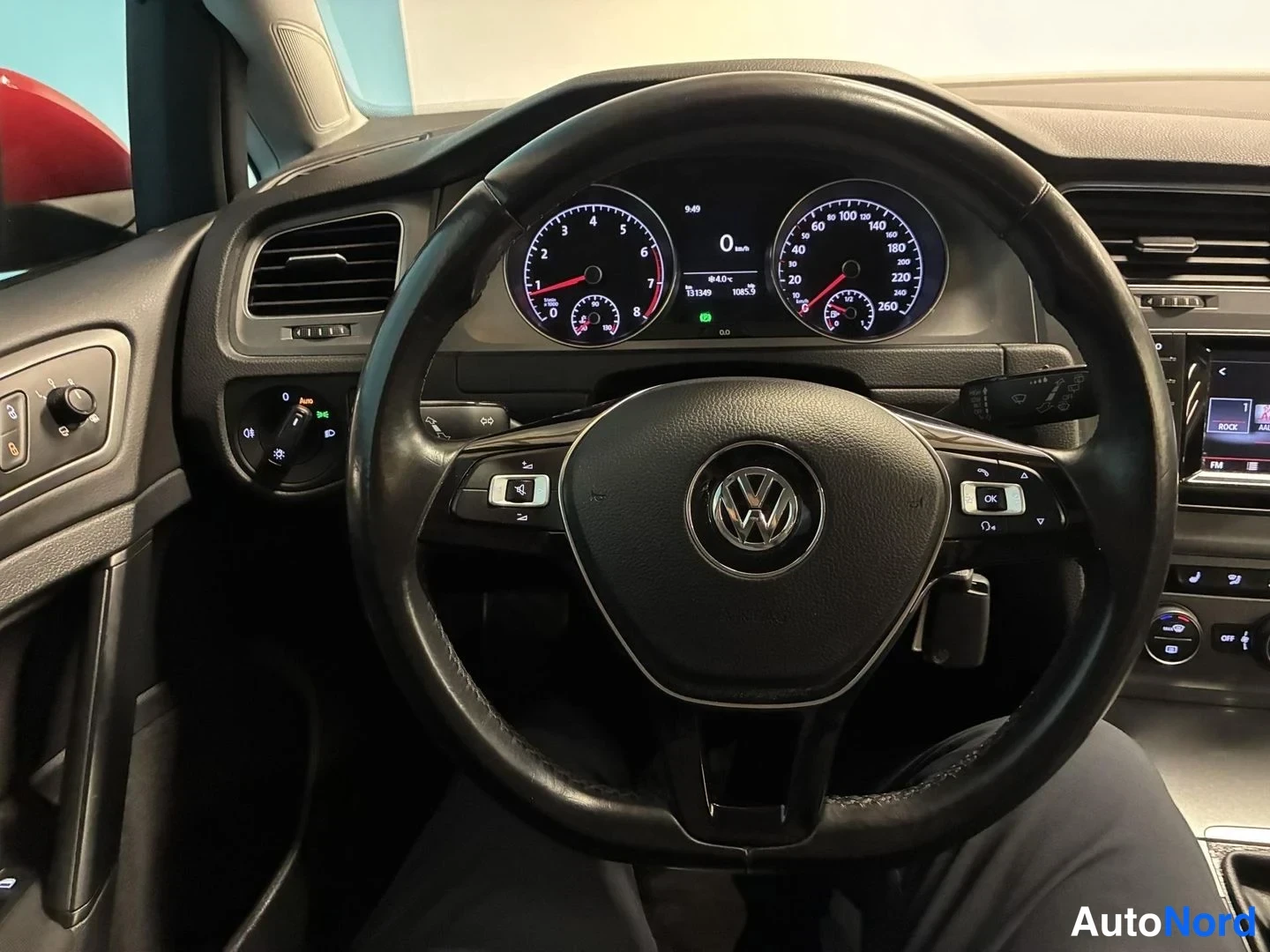 Punainen Volkswagen Golf Trendline 2014, ohjaamo, kuva 8