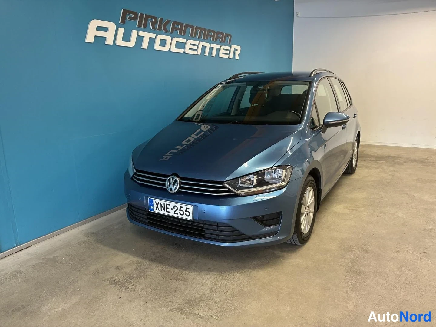 Sininen Volkswagen Golf Sportsvan 2015, etuviisto, keula vasemmalle, kuva 2