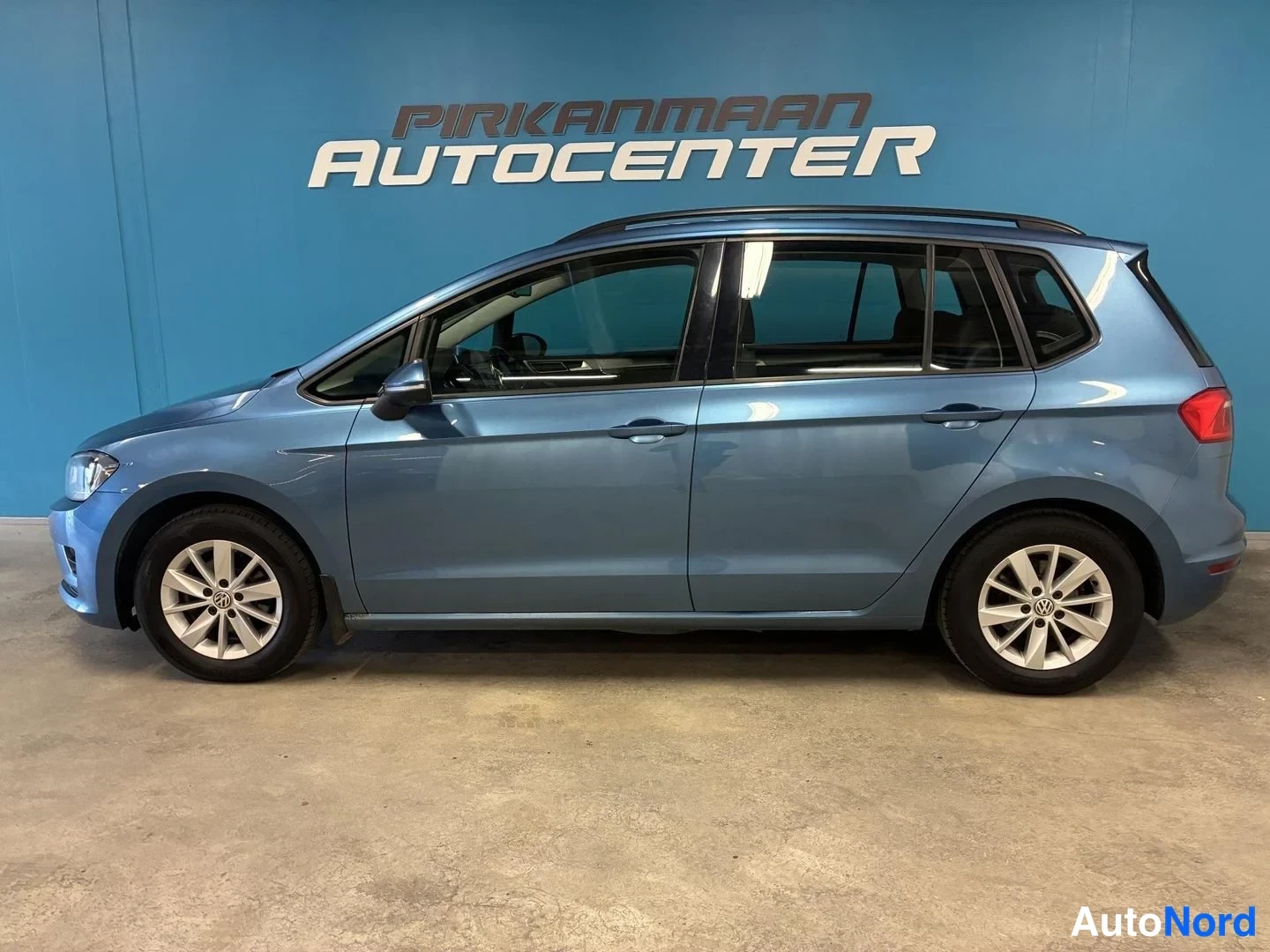 Sininen Volkswagen Golf Sportsvan 2015, sivulta, kuva 3